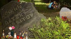 Na pražském ďáblickém hřbitově lidé 1. června uctili dětské oběti... Na pražském ďáblickém hřbitově lidé 1. června uctili dětské oběti...