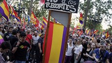 Ve Valencii demonstranti pinesli na námstí ped radnici na námstí gilotinu...