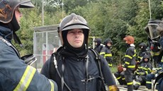 Hasi z olomoucké stanice Jií Glabaza pomáhal spolu s dalími eskými hasii...