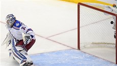 Henrik Lundqvist z NY Rangers inkasuje rozhodující gól prvního finále Stanley...