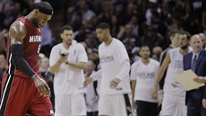 LeBron James z Miami odchází k time-outu s hlavou dole, v prvním finále NBA byl...