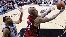 Chris Andersen z Miami zakonuje na ko San Antonia, Tim Duncan piel...