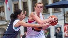 Kateřina Zohnová (vlevo) brání Petru Reisingerovou během turnaje české 3x3... Kateřina Zohnová (vlevo) brání Petru Reisingerovou během turnaje české 3x3...