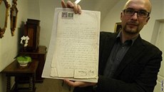 Ředitel zlínského archivu David Valůšek drží originál zakládací listiny firmy... Ředitel zlínského archivu David Valůšek drží originál zakládací listiny firmy...