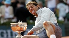 Rafael Nadal slaví devátý triumf na paíském Roland Garros.