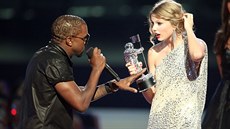 Kanye West v roce 2009 peruil dkovnou e kolegyn Taylor Swiftové na MTV...