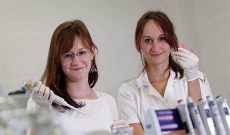 Ivana Lipenská (vpravo) a Martina Fojtíková z vdeckého týmu, který vyvinul...