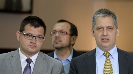 Ministr pro lidská práva Jií Dienstbier a poslanci Jaroslav Foldyna a Jan...