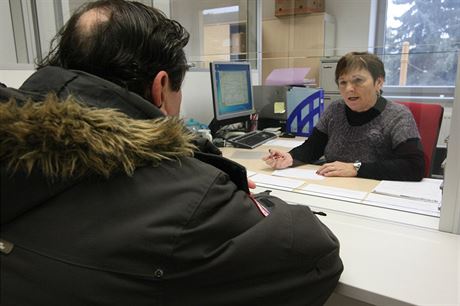 Vyplácení dávek mají kontrolovat sociální pracovníci úad práce, zatím to ale nestíhali (ilustraní snímek)