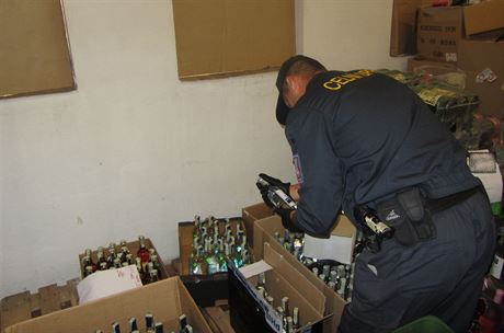 Celníci objevili nelegální obchod s alkoholem