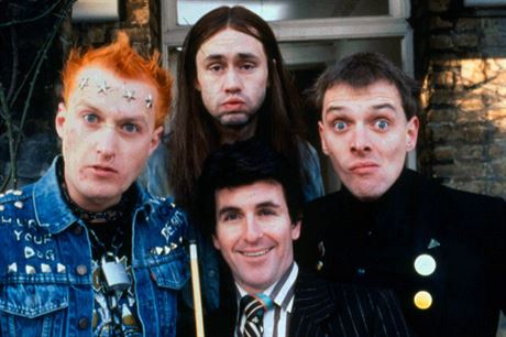 Komik Rik Mayall (vpravo) proslul zejména rolí Ricka v seriálu BBC Mladí v...