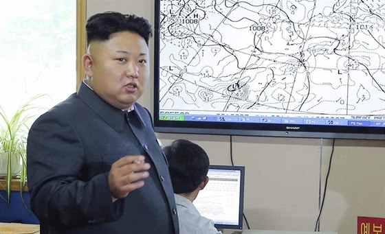 Severokorejský vdce Kim ong-un na inspekti u meteorolog (11. ervna 2014)
