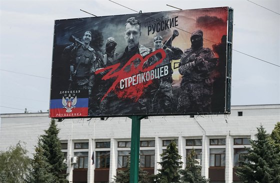 Nkdejí ministr obrany samozvané Doncké lidové republiky Igor Girkin eený Strelkov na billboardu.