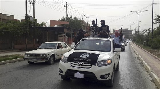 Bojovníci Islámského státu projídjí Mosulem (13. ervna 2014).