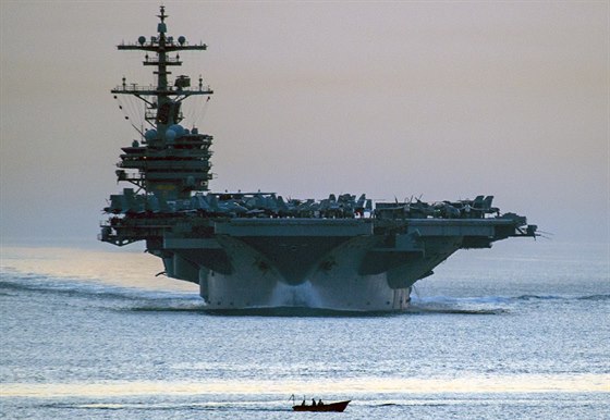 Americká letadlová lo USS George HW Bush v Perském zálivu