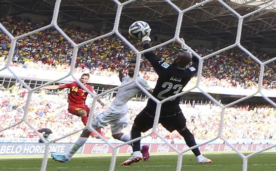 Belgian Dries Mertens práv stílí gól na 2:1, který znamenal vítzství v...