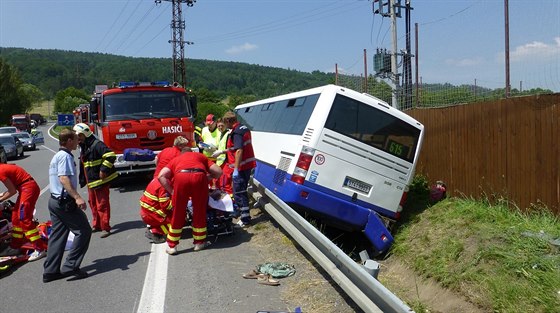 Pi nehod autobusu nedaleko Oder zasahovalo hned nkolik sanitek a dva...