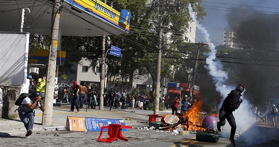 O nkolik hodin pozdji se dalí incident odehrál o nkolik blok dom dál (12....