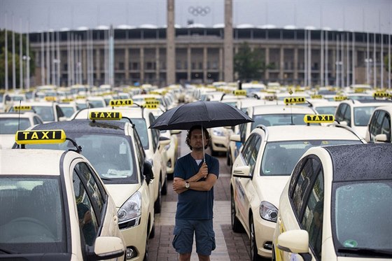 Na protestní jízdu Berlínem vyrazily i pes nepíze poasí tisíce taxiká...