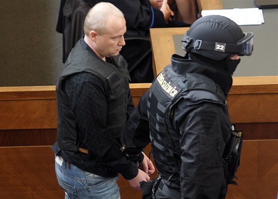 Daniel Dimitrov k soudu piel v neprstelné vesn za doprovodu ozbrojenc (17. ervna 2014)