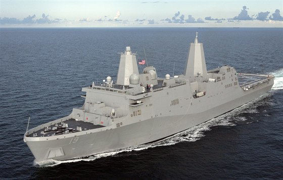 Americká lo USS Mesa Verde s 550 mui na palub podle stanice CNN vplula do...