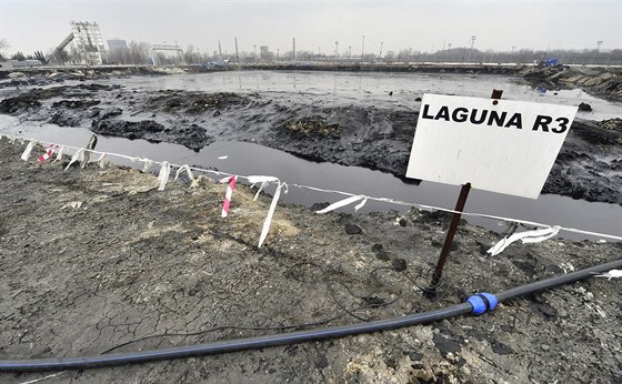 Souasný stav ropných lagun v Ostrav je více ne alostný. Nebezpených látek...
