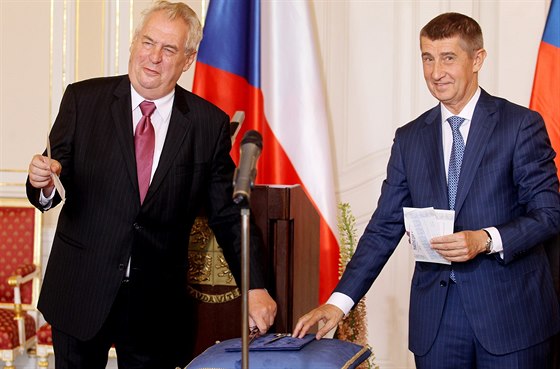 Prezident Milo Zeman a ministr Andrej Babi stíhají státní dluhopis.