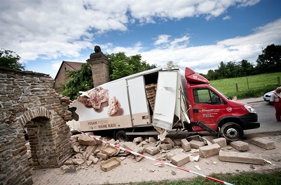 Dodávka poboila historickou bránu v Nahoanech na Náchodsku. (16. 6. 2014)