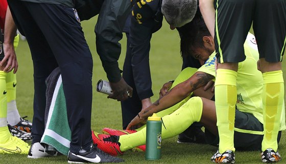 STRACH O HVZDU Brazilský útoník Neymar v péi léka pi tréninku v komplexu...