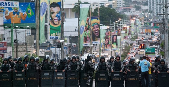 Policisté blokují cestu ke stadionu Dunas v Natalu ped utkáním USA - Ghana.