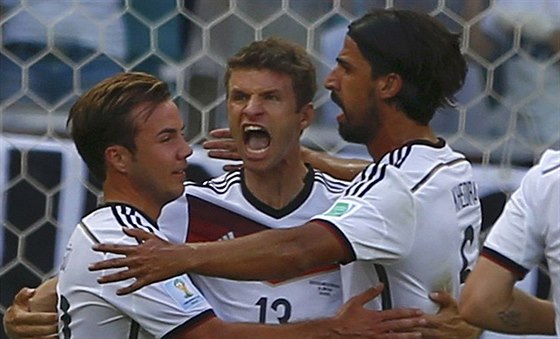 OSLAVA. Mario Götze (vlevo) a Sami Khedira (vpravo) gratulují Thomasi Müllerovi...