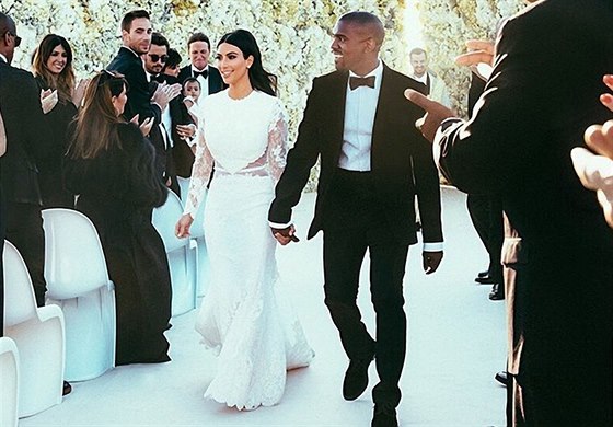 Svatba Kanyeho Westa a Kim Kardashianové. Oba mli modely znaky Givenchy.