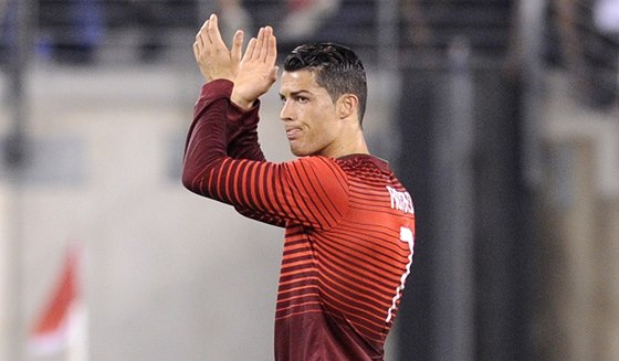 PORTUGALSKÝ KLENOT. Cristiano Ronaldo tleská divákm v pípravném utkání proti
