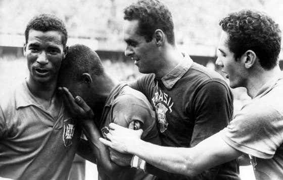 SLAVNÝ SNÍMEK. Mladiký Pelé pláe na rameni Didiho, mozku brazilských