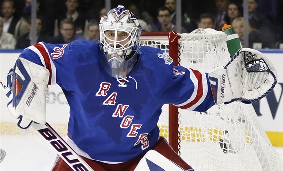 CHOBOTNICE NA LED. Branká New York Rangers Henrik Lundqvist je pipraven puk