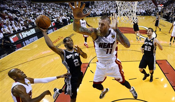 Kawhi Leonard ze San Antonia zakonuje, marn ho brání Chris Andersen z Miami. 