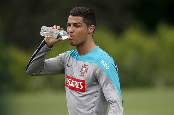 Portugalský útoník Cristiano Ronaldo se oberstvuje bhem tréninku.