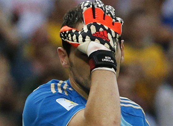 CO SE TO DJE? panlský branká Iker Casillas se drí za hlavu poté, co od...