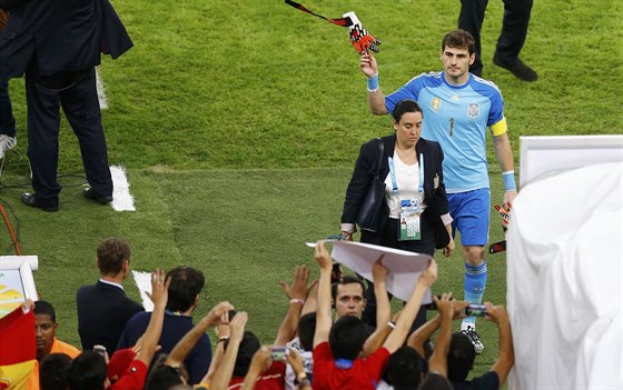 POTUPNÝ ODCHOD. Zklamaný panlský branká Iker Casillas opoutí hit po...