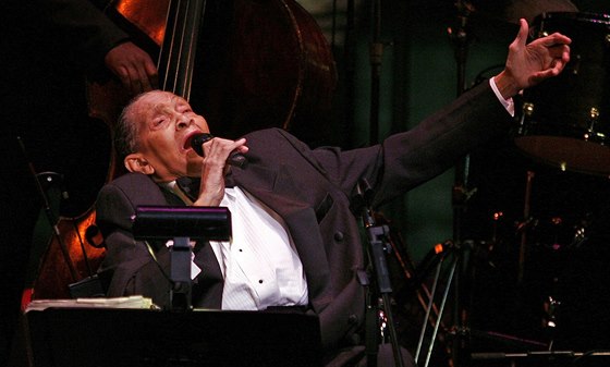 Jazzový zpvák Jimmy Scott pi vystoupení v New Yorku