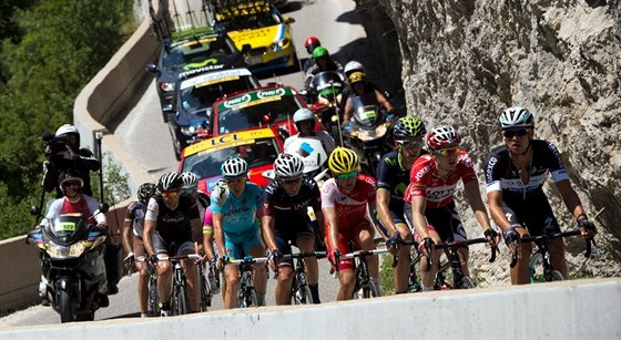 Zdenk tybar (vpravo) vede pole uprchlík v esté etap na Criterium du...