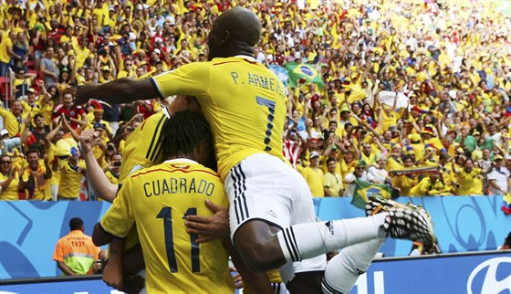 Kolumbijtí fotbalisté slaví gól proti Pobeí slonoviny.