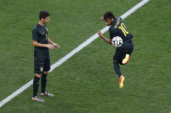 JAKÉ KOUSKY UMÍ? Neymar si hraje s míem na tréninku brazilské reprezentace.