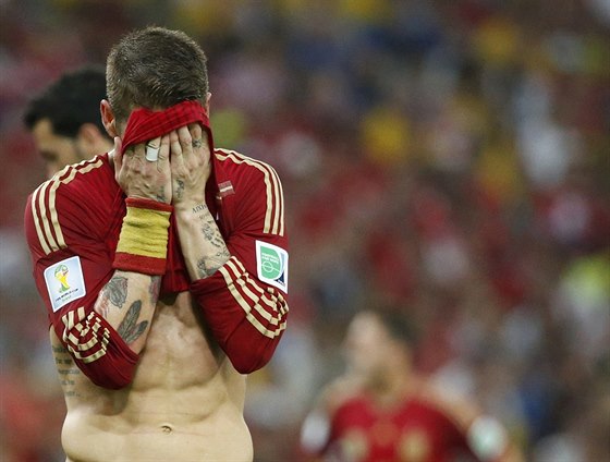 SMUTEK. panlský obránce Sergio Ramos schovává zklamaný obliej do dresu.