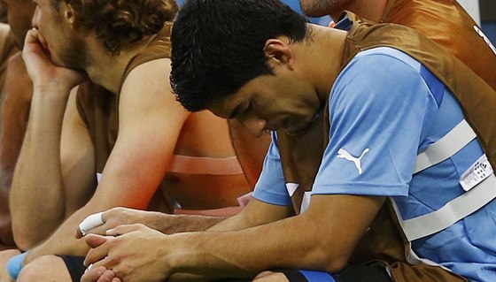 NEMOHL POMOCI. Hvzda uruguayské reprezentace Luis Suárez pro zápas s Kostarikou jet nebyl fit. Te u se cítí úpln v poádku.