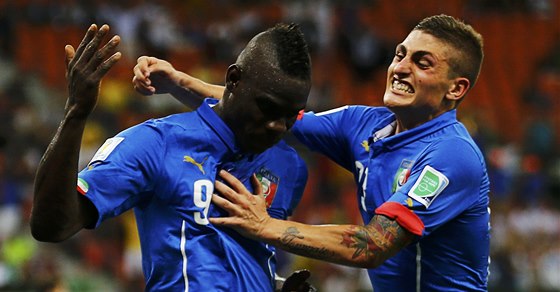 JSI PAÁK! Ital Verratti gratuluje ke gólu Mariovi Balotellimu (vlevo).