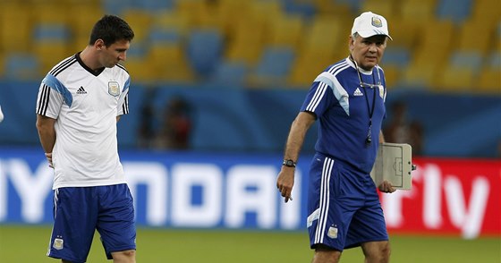 TRÉNINK. Lionel Messi a kou Alejandro Sabella na stadionu Maracaná.