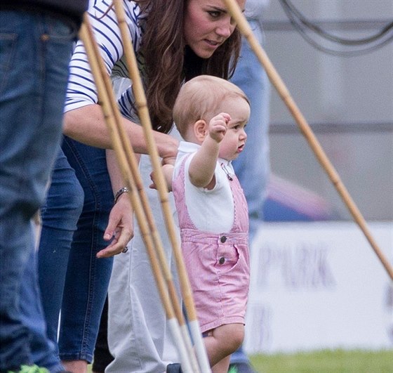 Princ George u chodí. S maminkou Kate se pijeli podívat, jak hraje pólo jeho...