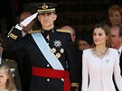 Nov krlovsk pr, krl Felipe Vi. a krlovna Letizia, sleduj vojenskou...