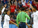 Honduratí fotbalisté protestují u brazilského sudího, který v zápase s Francií...